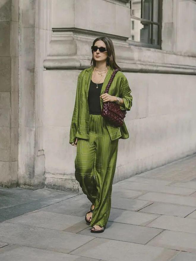 Hè này nhất định phải có: Trang phục lụa satin – sang trọng, dịu dàng mà vẫn “chill” hết nấc!- Ảnh 15. Hè này nhất định phải có: Trang phục lụa satin – sang trọng, dịu dàng mà vẫn “chill” hết nấc!- Ảnh 15.