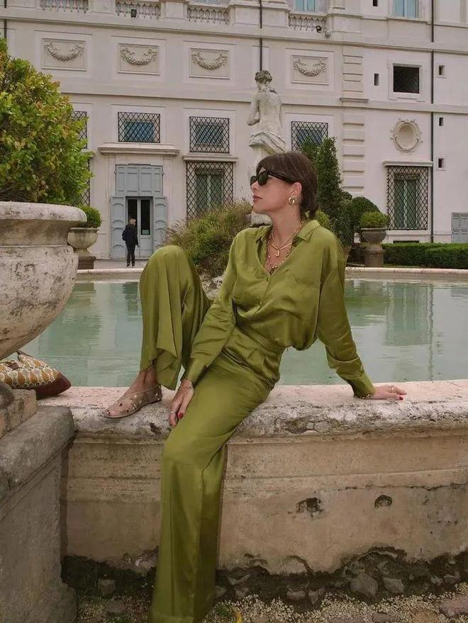 Hè này nhất định phải có: Trang phục lụa satin – sang trọng, dịu dàng mà vẫn “chill” hết nấc!- Ảnh 17. Hè này nhất định phải có: Trang phục lụa satin – sang trọng, dịu dàng mà vẫn “chill” hết nấc!- Ảnh 17.
