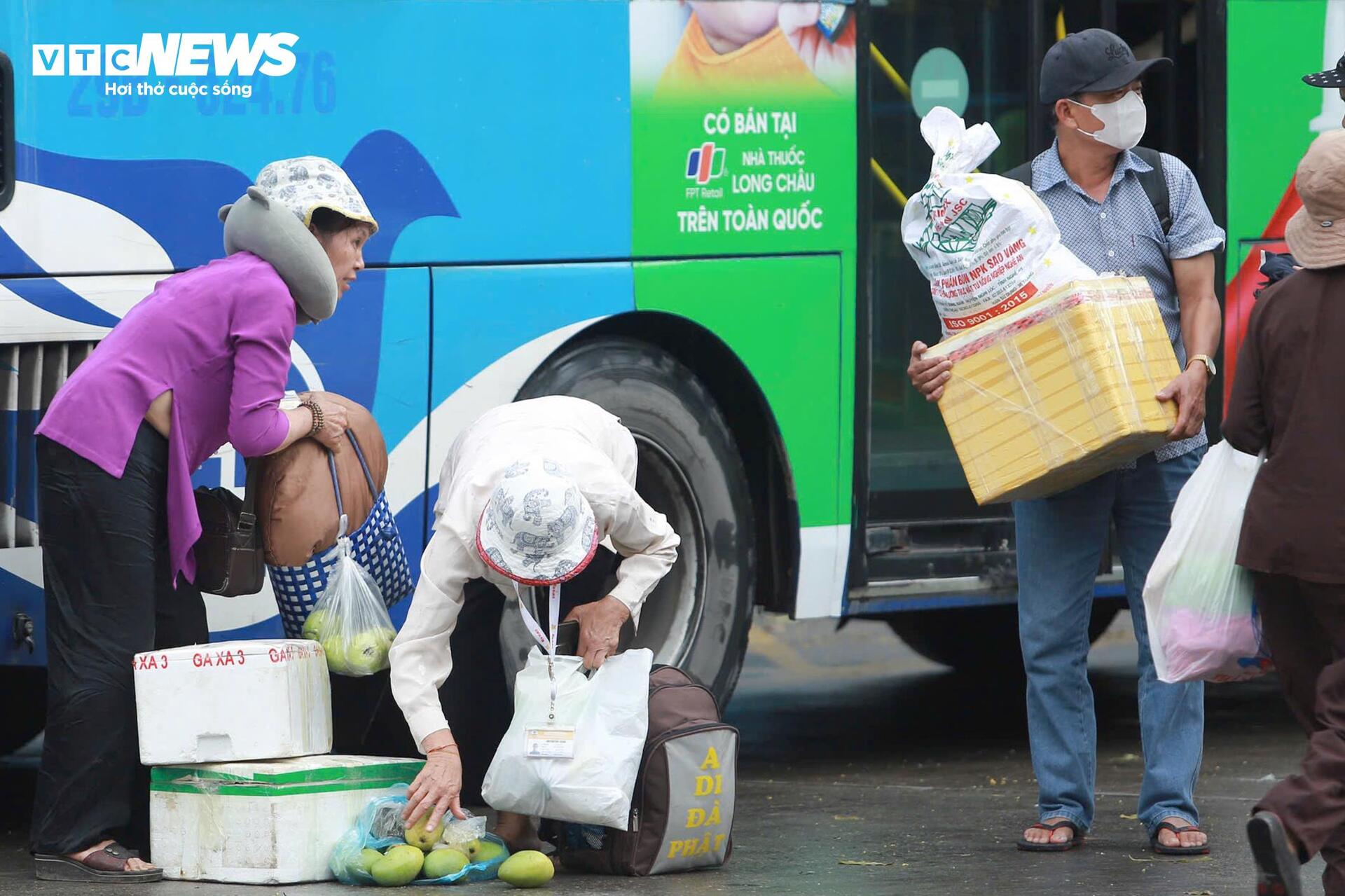 Người dân tay xách nách mang trở lại Hà Nội ngày cuối kỳ nghỉ lễ - Ảnh 14. Người dân tay xách nách mang trở lại Hà Nội ngày cuối kỳ nghỉ lễ - Ảnh 14.