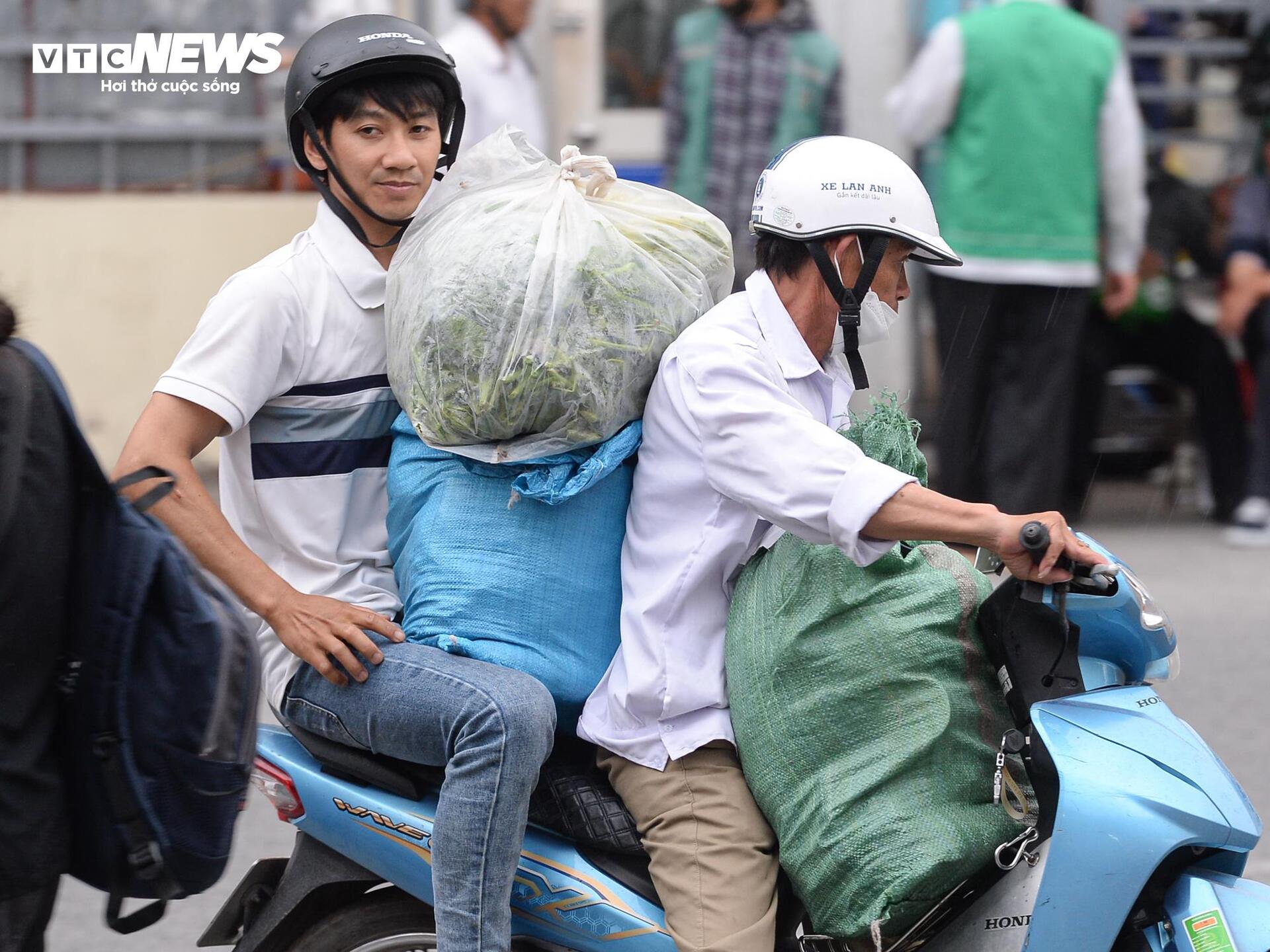 Người dân tay xách nách mang trở lại Hà Nội ngày cuối kỳ nghỉ lễ - Ảnh 9. Người dân tay xách nách mang trở lại Hà Nội ngày cuối kỳ nghỉ lễ - Ảnh 9.