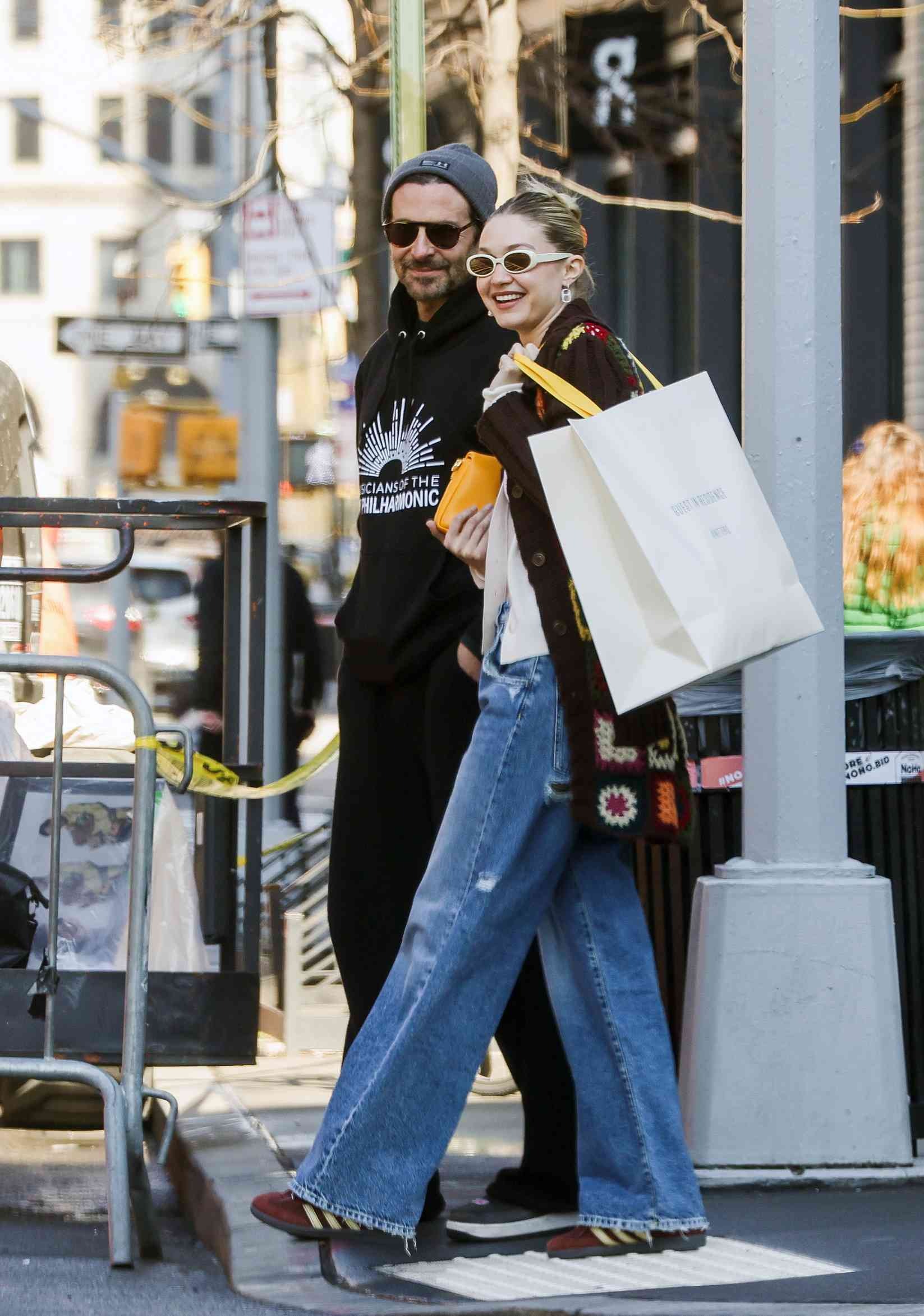 bradley-cooper-gigi-hadid-traks-1746361890508-17463618906131240525932.jpg