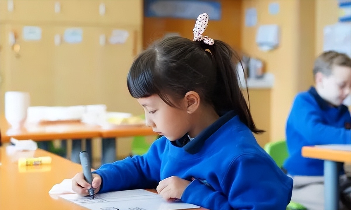 Phụ huynh TP.HCM tranh cãi: "Thu nhập 100 triệu/tháng mà cho học quốc tế là đua đòi, thiếu kiến thức quản lý tài chính"- Ảnh 1. Phụ huynh TP.HCM tranh cãi: "Thu nhập 100 triệu/tháng mà cho học quốc tế là đua đòi, thiếu kiến thức quản lý tài chính"- Ảnh 1.