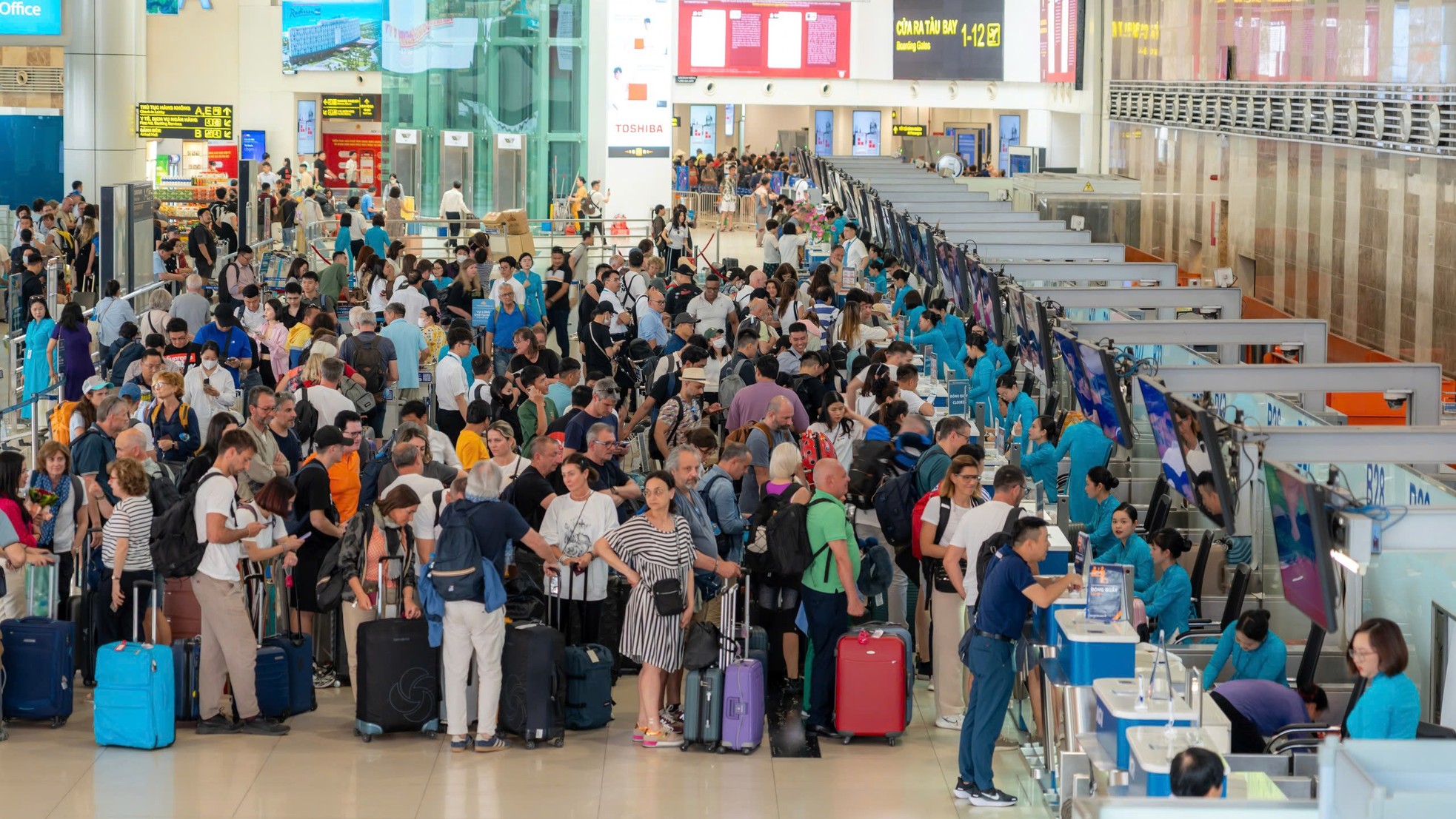 Gần 220.000 người đổ về sân bay Nội Bài, Tân Sơn Nhất hôm nay - Ảnh 11. Gần 220.000 người đổ về sân bay Nội Bài, Tân Sơn Nhất hôm nay - Ảnh 11.