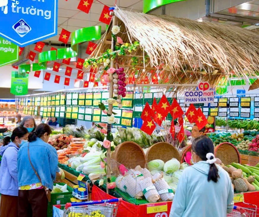 hang-hoa-da-dang-phong-phu-tuoi-ngon-day-ap-tren-quay-ke-cua-he-thong-sieu-thi-saigon-coop-1510-8755-1746319648756-17463196488271670975674.jpg