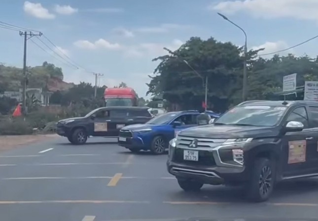 Điều tra vụ 2 ô tô chặn quốc lộ để "dẹp đường" cho đoàn xe doanh nhân - Ảnh 1. Điều tra vụ 2 ô tô chặn quốc lộ để "dẹp đường" cho đoàn xe doanh nhân - Ảnh 1.