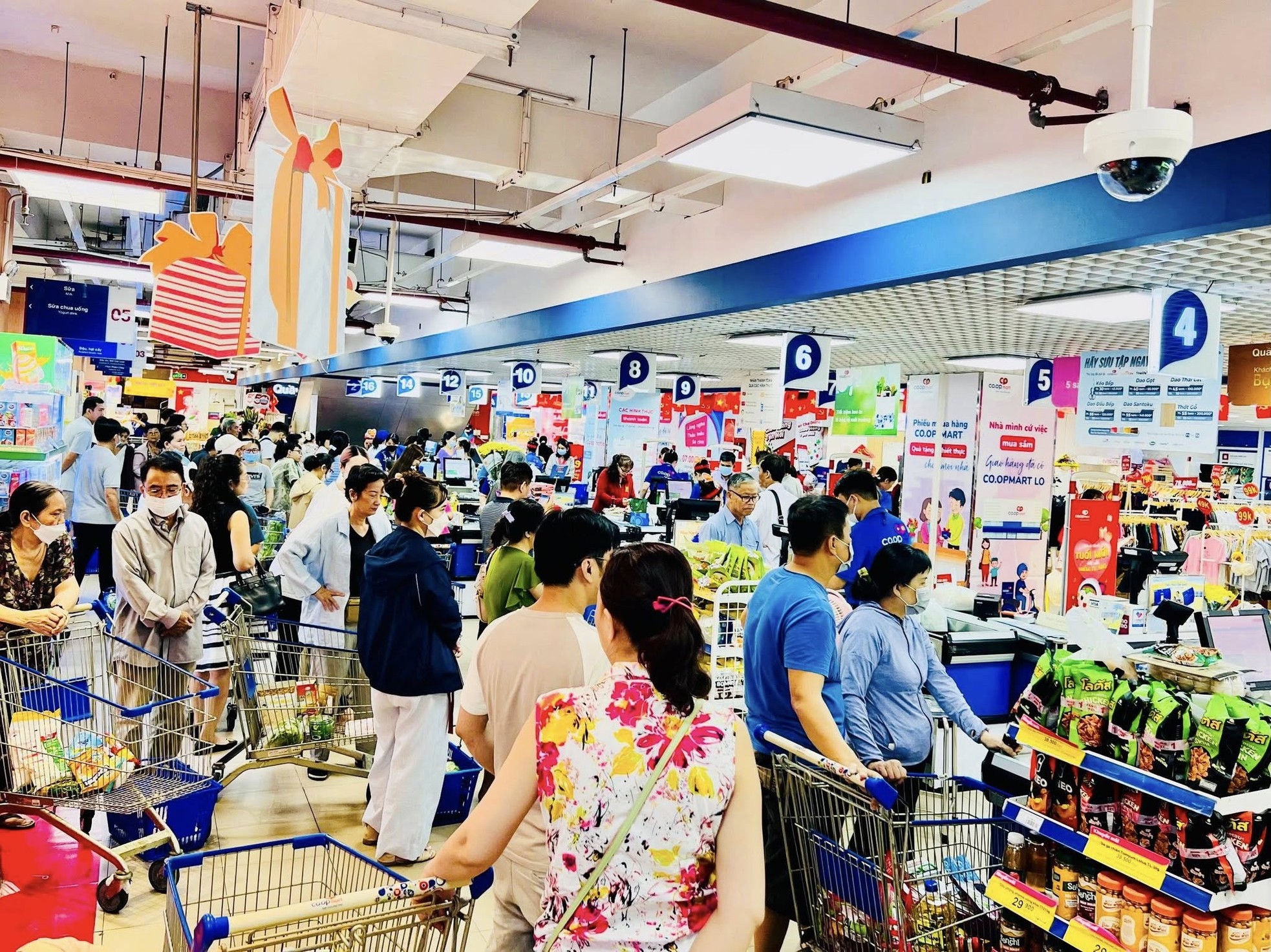 khach-hang-nhon-nhip-mua-sam-tai-he-thong-coopmart-mung-dai-le-30-4-9361-7310-1746319647712-17463196477961353976201.jpg