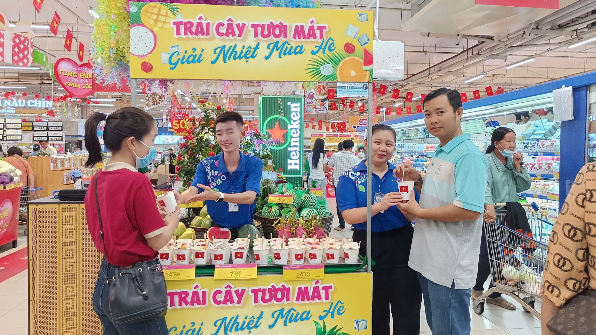 khach-hang-thich-thu-thuong-thuc-sampling-trai-cay-tuoi-ngon-tai-he-thong-coopmart-dip-cuoi-tuan-3456-5788-1746319649601-17463196497071792477760.jpg