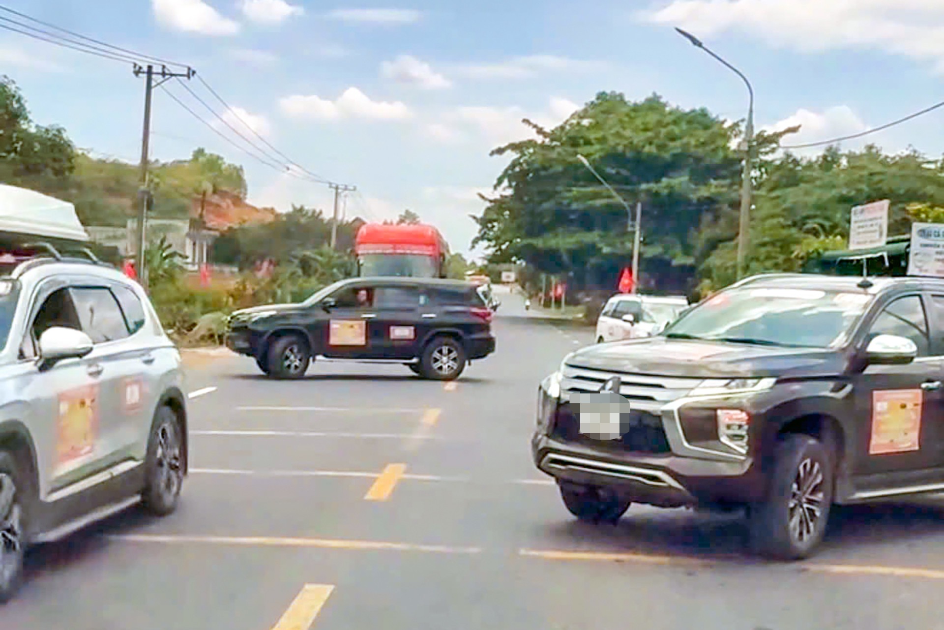 Vụ chặn quốc lộ cho đoàn xe doanh nhân qua đường: Phát hiện thêm vi phạm - Ảnh 1. Vụ chặn quốc lộ cho đoàn xe doanh nhân qua đường: Phát hiện thêm vi phạm - Ảnh 1.