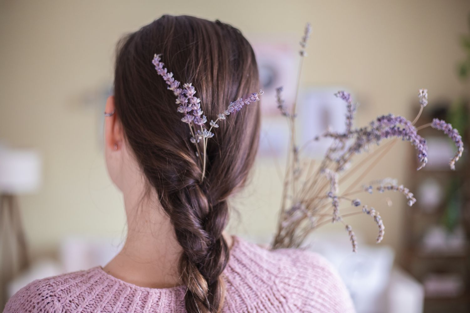 lavender-essential-oil-for-hair-519458307-5dd2e32a0c3a455e8caa0243a19e0f36-17463342949941651925676-1746348565252-1746348565326917391688.jpg