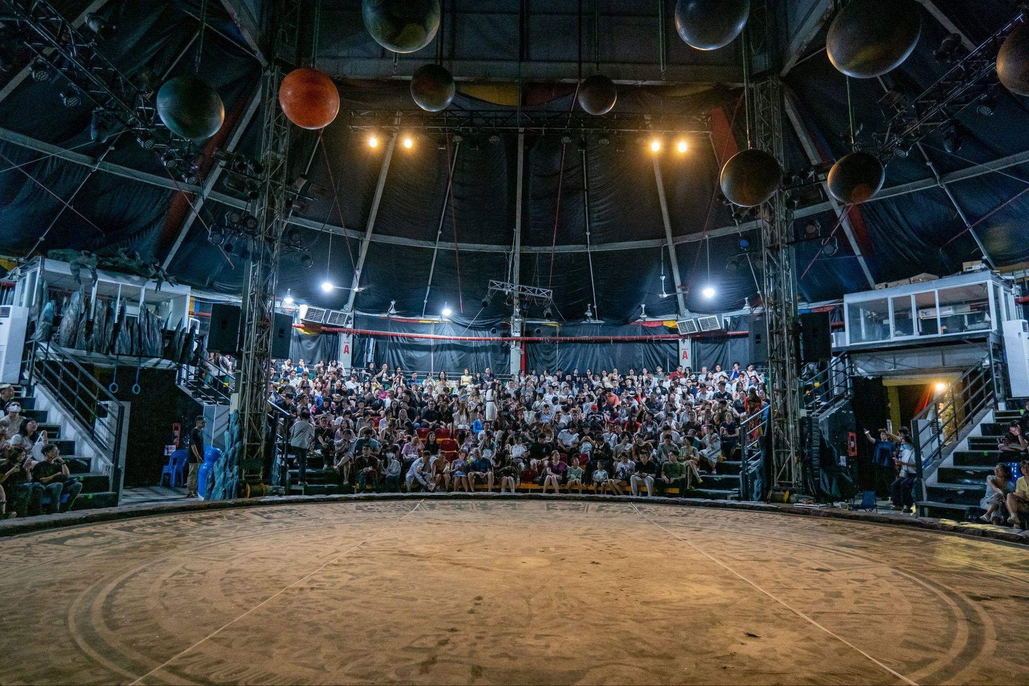 Xiếc Việt gây bão dịp lễ: Săn vé khó hơn concert, sân khấu xứng đáng 100 điểm còn diễn viên thì đẹp miễn chê- Ảnh 2. Xiếc Việt gây bão dịp lễ: Săn vé khó hơn concert, sân khấu xứng đáng 100 điểm còn diễn viên thì đẹp miễn chê- Ảnh 2.