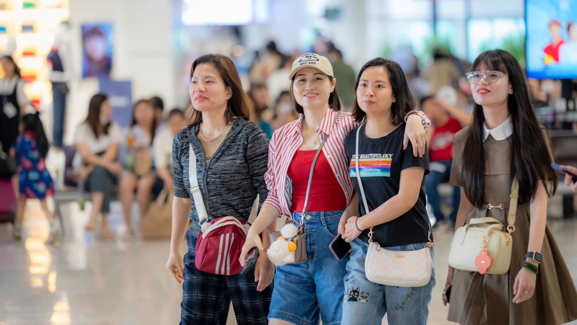 Gần 220.000 người đổ về sân bay Nội Bài, Tân Sơn Nhất hôm nay - Ảnh 3. Gần 220.000 người đổ về sân bay Nội Bài, Tân Sơn Nhất hôm nay - Ảnh 3.