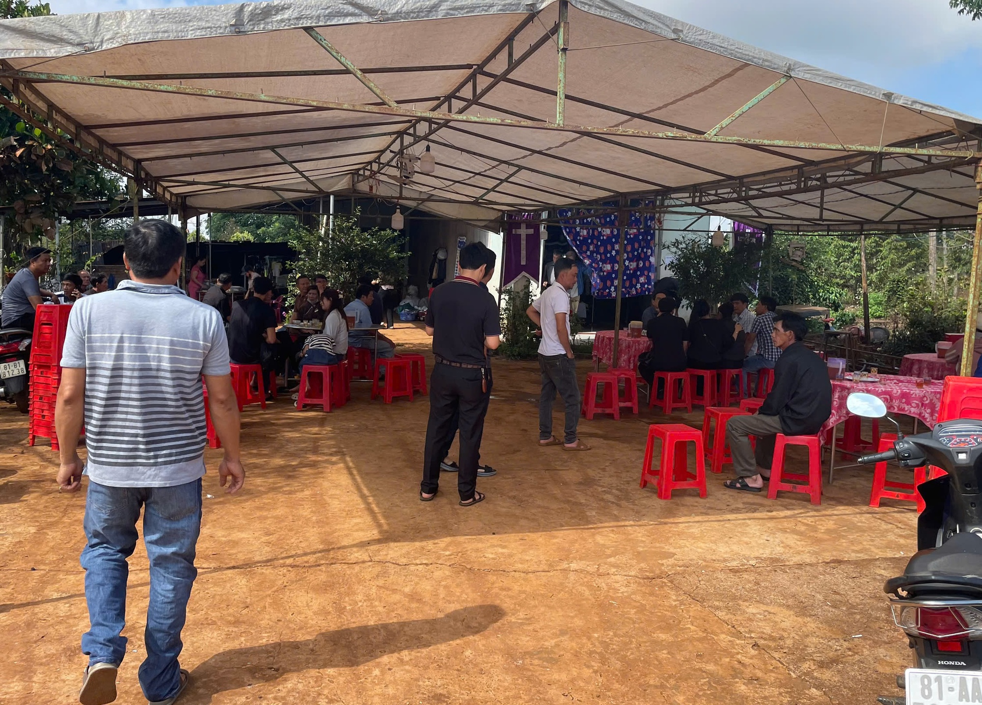 Phát hiện 3 mẹ con tử vong trong căn nhà khóa cửa: Nghi mẹ đầu độc - Ảnh 1. Phát hiện 3 mẹ con tử vong trong căn nhà khóa cửa: Nghi mẹ đầu độc - Ảnh 1.