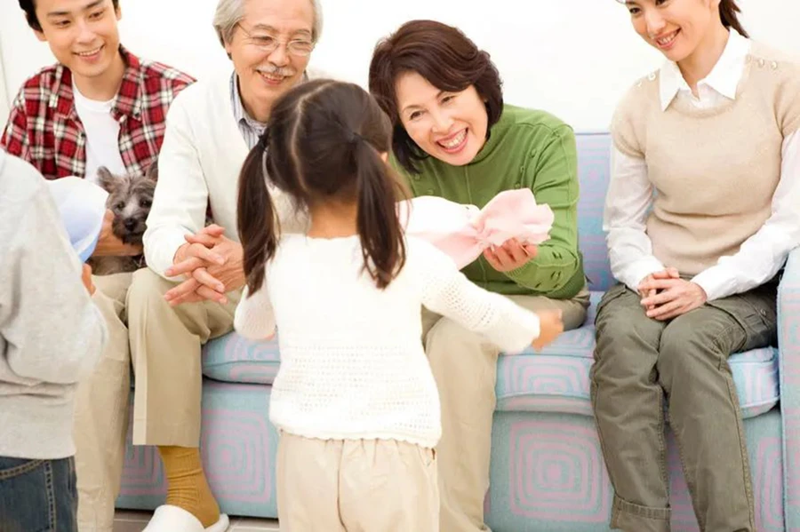 Cách đơn giản giúp trẻ thể hiện tình yêu thương - Ảnh 1. Cách đơn giản giúp trẻ thể hiện tình yêu thương - Ảnh 1.