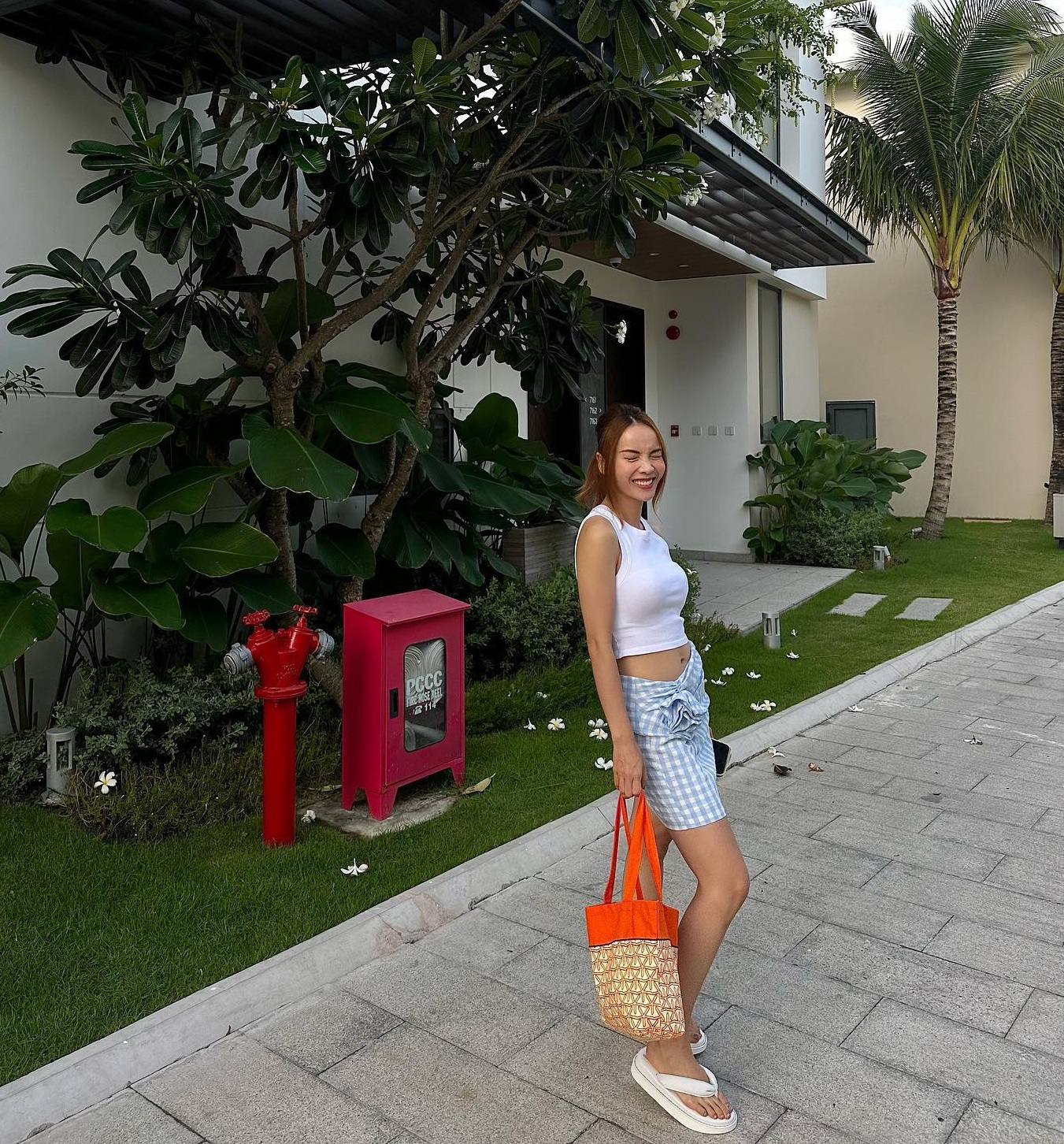 Vbiz có mỹ nhân 41 tuổi thảnh thơi đi du lịch khắp nơi, style đẹp phát mê - Ảnh 5. Vbiz có mỹ nhân 41 tuổi thảnh thơi đi du lịch khắp nơi, style đẹp phát mê - Ảnh 5.