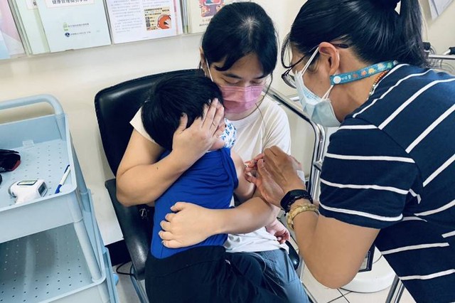 Bỏ lỡ lịch tiêm hoặc chưa thể tiêm vắc xin sởi, cần làm gì để bảo vệ trẻ trước nguy cơ mắc bệnh? - Ảnh 1. Bỏ lỡ lịch tiêm hoặc chưa thể tiêm vắc xin sởi, cần làm gì để bảo vệ trẻ trước nguy cơ mắc bệnh? - Ảnh 1.