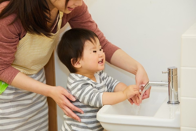 Bỏ lỡ lịch tiêm hoặc chưa thể tiêm vắc xin sởi, cần làm gì để bảo vệ trẻ trước nguy cơ mắc bệnh? - Ảnh 2. Bỏ lỡ lịch tiêm hoặc chưa thể tiêm vắc xin sởi, cần làm gì để bảo vệ trẻ trước nguy cơ mắc bệnh? - Ảnh 2.