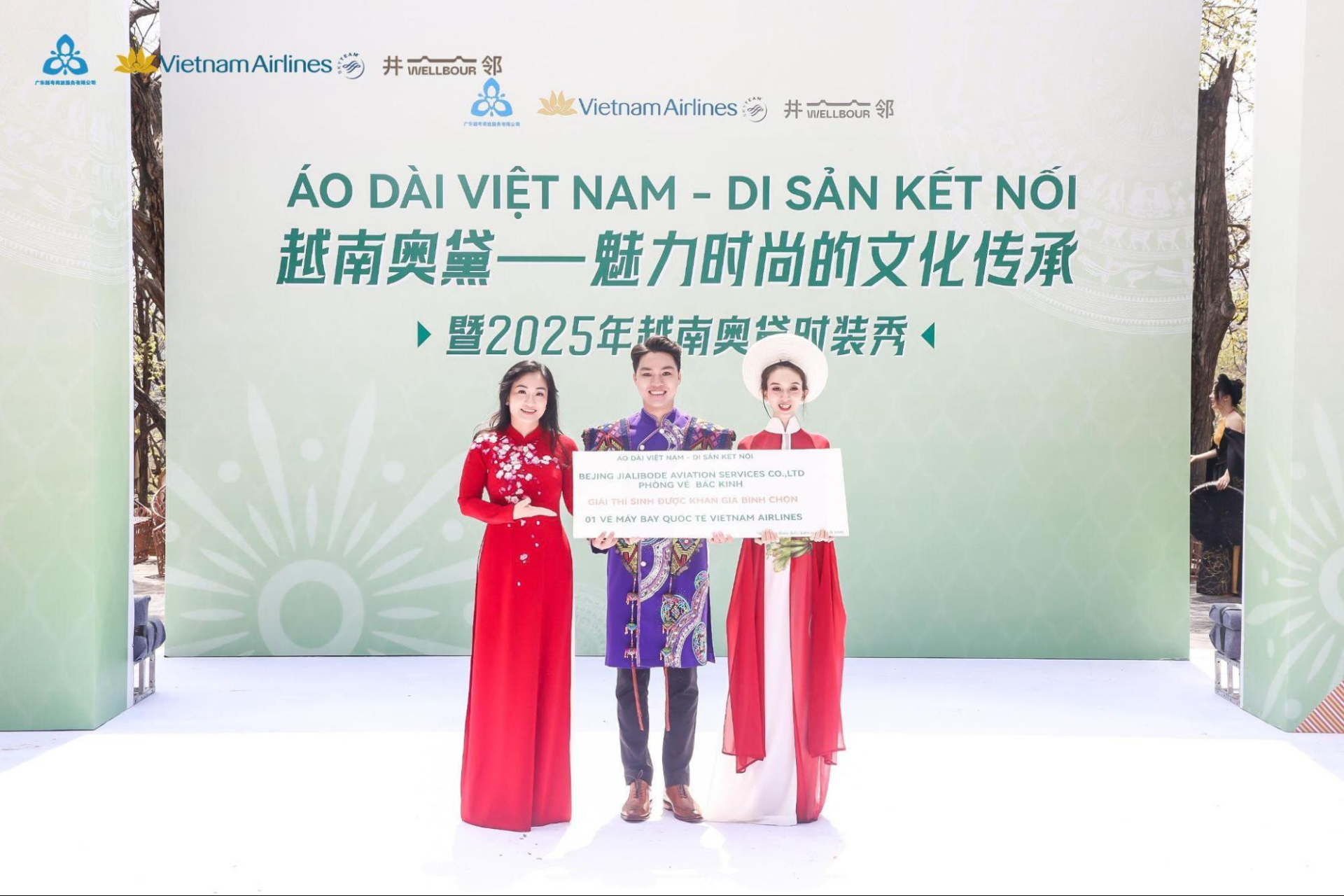 Từ Đồng Tháp đến Bắc Kinh: Hành trình lan tỏa văn hóa Việt qua tà áo dài truyền thống của Văn Thị Tú Oanh - Ảnh 1. Từ Đồng Tháp đến Bắc Kinh: Hành trình lan tỏa văn hóa Việt qua tà áo dài truyền thống của Văn Thị Tú Oanh - Ảnh 1.