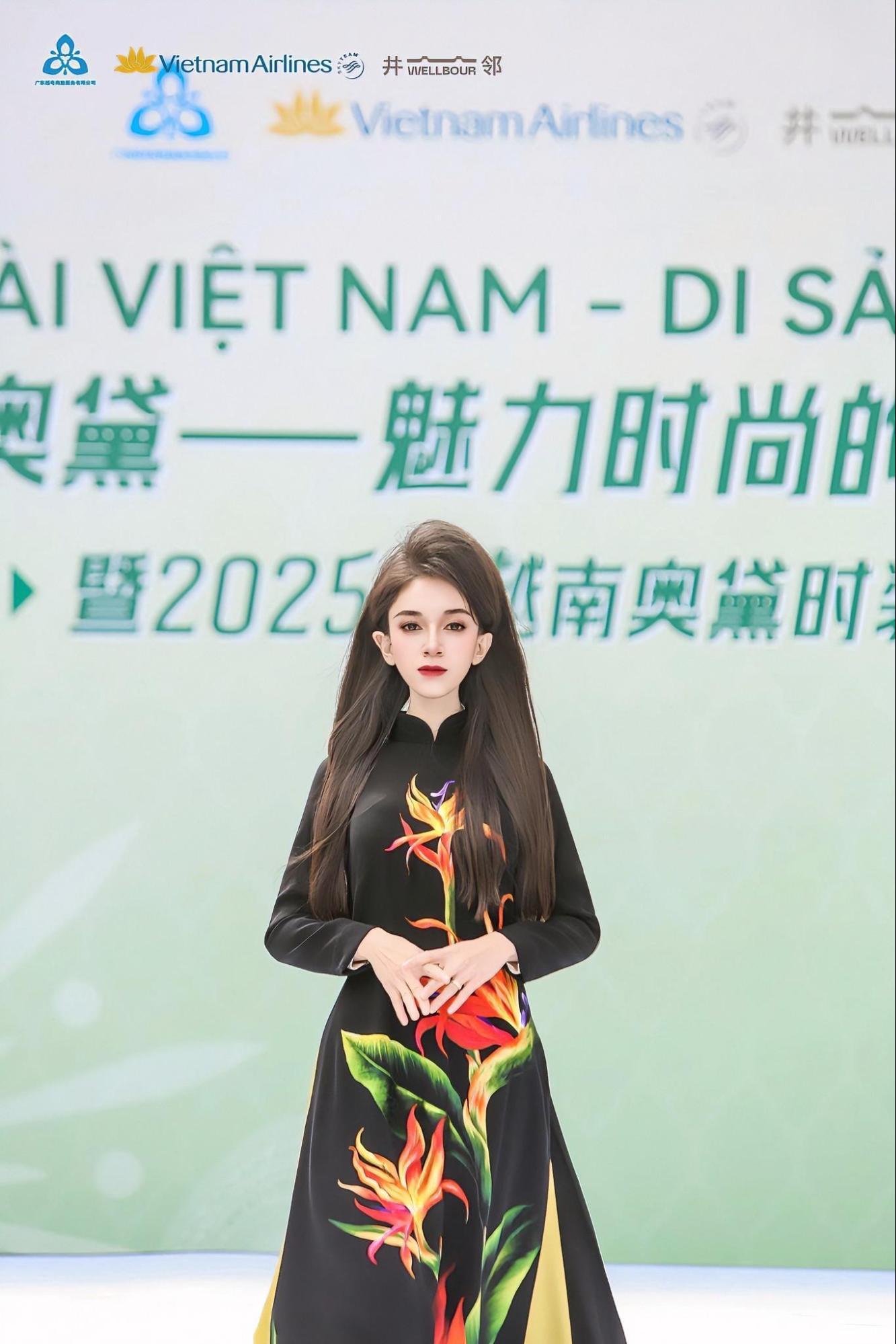 Từ Đồng Tháp đến Bắc Kinh: Hành trình lan tỏa văn hóa Việt qua tà áo dài truyền thống của Văn Thị Tú Oanh - Ảnh 3. Từ Đồng Tháp đến Bắc Kinh: Hành trình lan tỏa văn hóa Việt qua tà áo dài truyền thống của Văn Thị Tú Oanh - Ảnh 3.