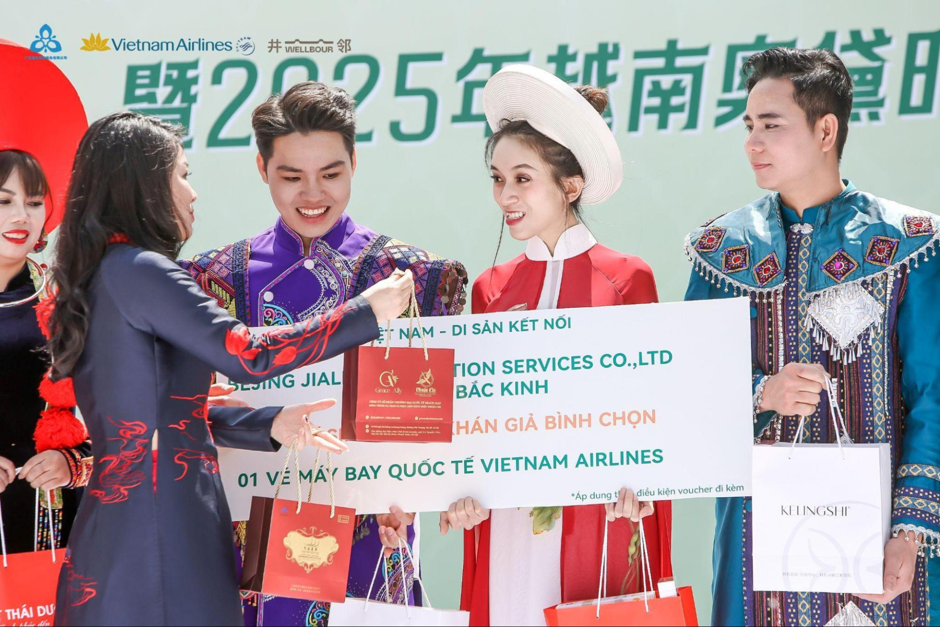 Từ Đồng Tháp đến Bắc Kinh: Hành trình lan tỏa văn hóa Việt qua tà áo dài truyền thống của Văn Thị Tú Oanh - Ảnh 2. Từ Đồng Tháp đến Bắc Kinh: Hành trình lan tỏa văn hóa Việt qua tà áo dài truyền thống của Văn Thị Tú Oanh - Ảnh 2.