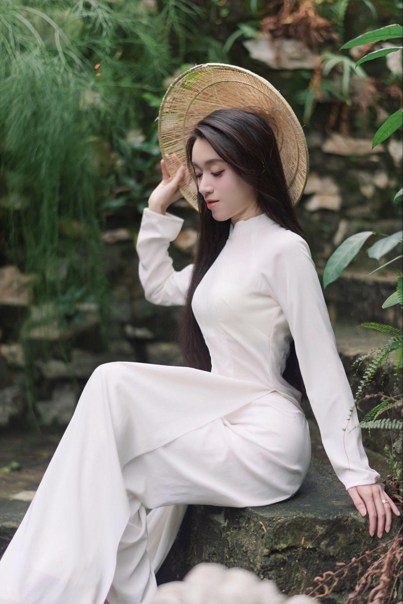 Từ Đồng Tháp đến Bắc Kinh: Hành trình lan tỏa văn hóa Việt qua tà áo dài truyền thống của Văn Thị Tú Oanh - Ảnh 5. Từ Đồng Tháp đến Bắc Kinh: Hành trình lan tỏa văn hóa Việt qua tà áo dài truyền thống của Văn Thị Tú Oanh - Ảnh 5.