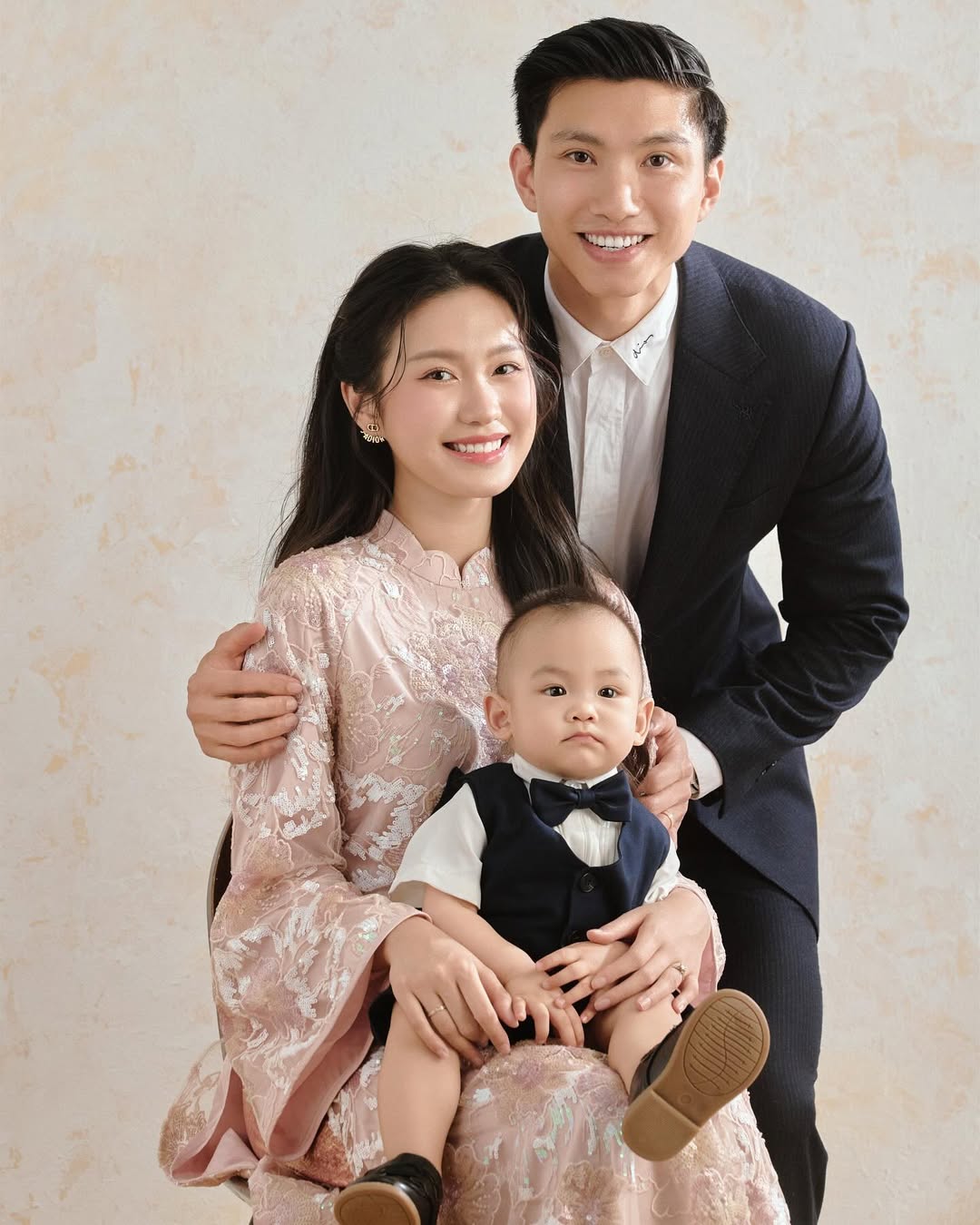 Visual "đỉnh nóc " của Doãn Hải My khi diện áo dài sánh đôi cùng Văn Hậu, nhan sắc đỉnh hơn cả thời thi hoa hậu- Ảnh 1. Visual "đỉnh nóc " của Doãn Hải My khi diện áo dài sánh đôi cùng Văn Hậu, nhan sắc đỉnh hơn cả thời thi hoa hậu- Ảnh 1.