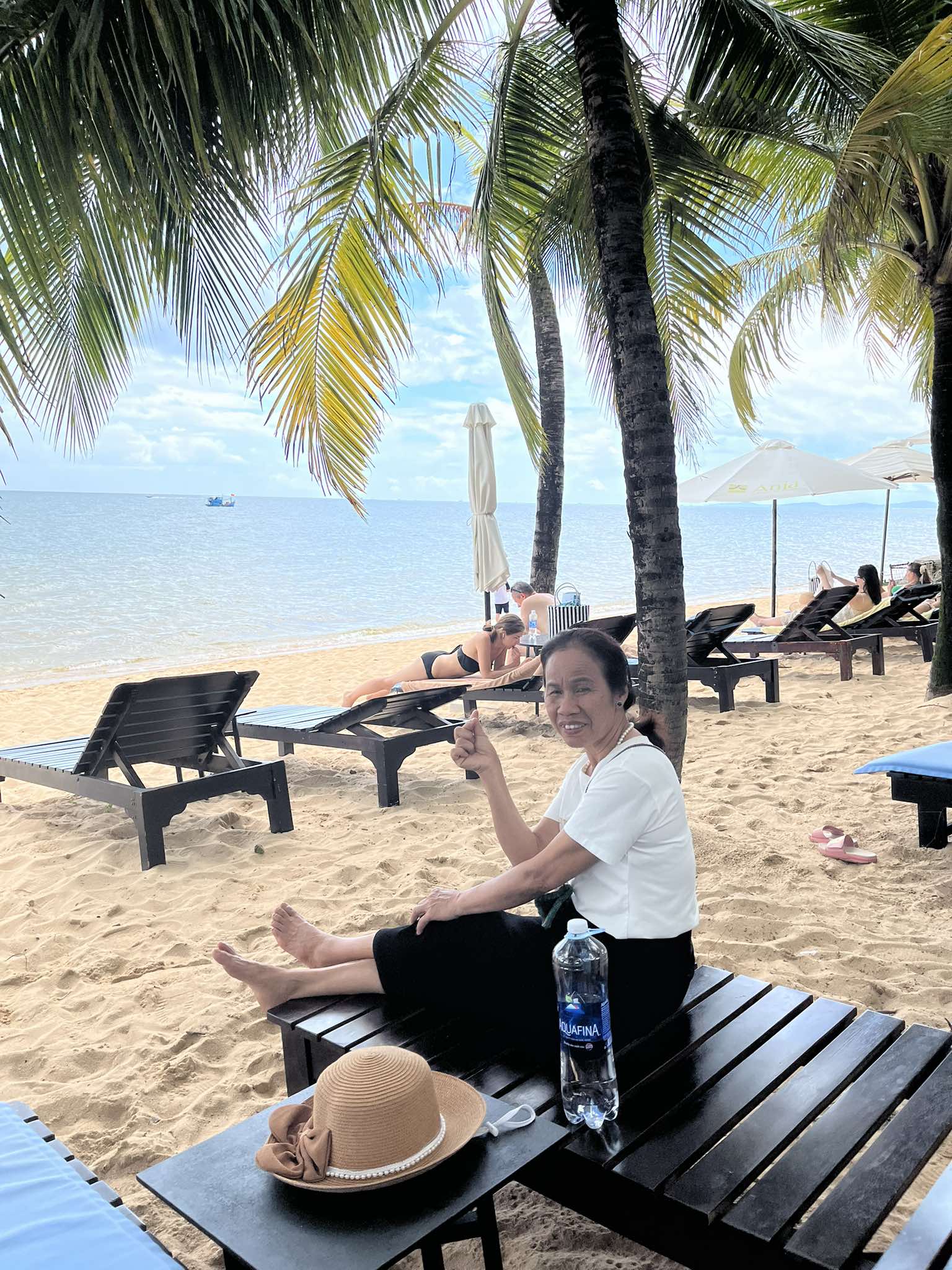 Gà luộc, bánh chưng và cả tăm xỉa răng: Chuyến du lịch Phú Quốc viral cõi mạng của một bà mẹ “made in Viet Nam” - Ảnh 3. Gà luộc, bánh chưng và cả tăm xỉa răng: Chuyến du lịch Phú Quốc viral cõi mạng của một bà mẹ “made in Viet Nam” - Ảnh 3.