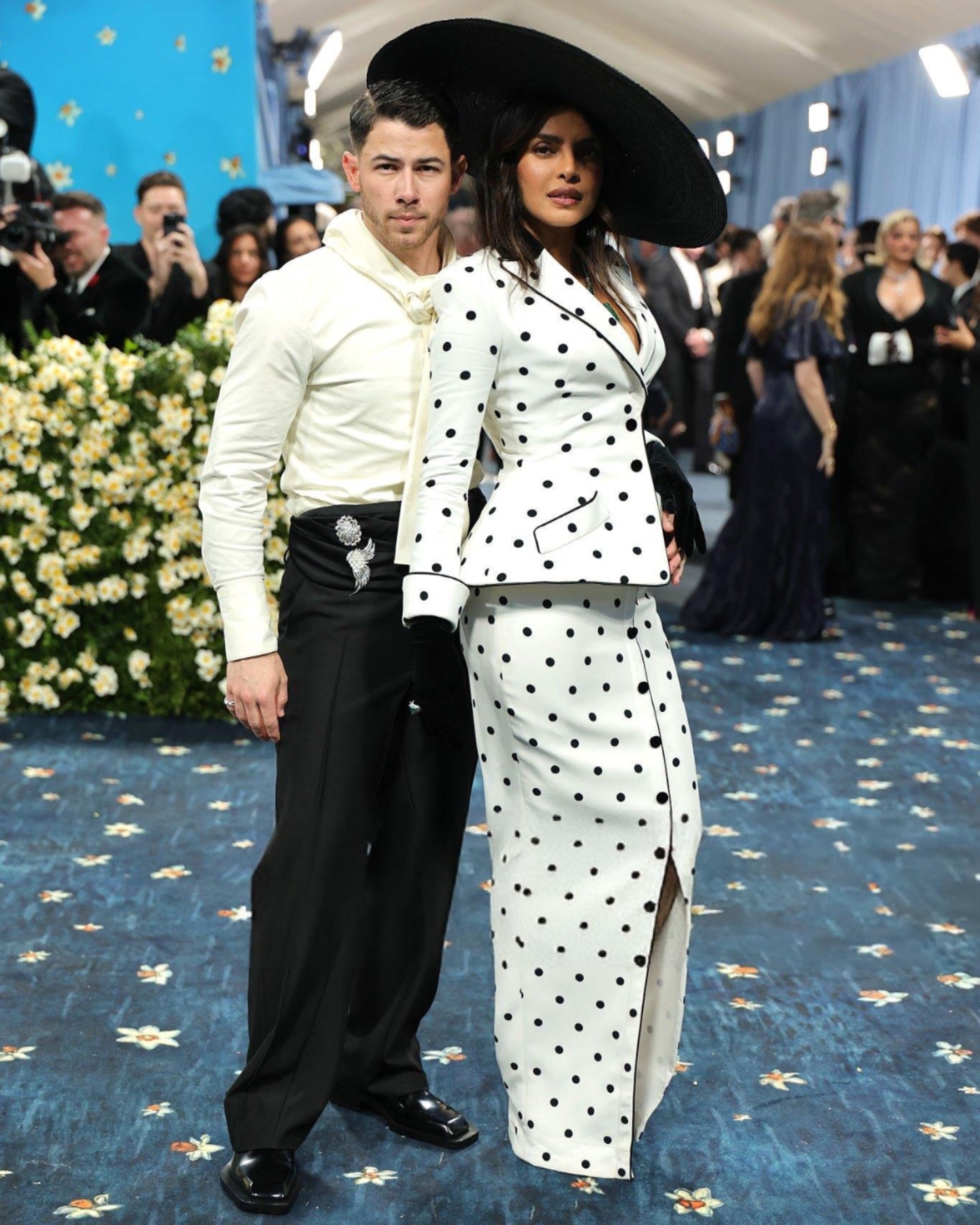 Met Gala 2025: Anne Hathaway không có gì bất ngờ, Lisa được khuyên nên mặc quần dài còn Jennie thì đẹp nhất từ trước tới nay - Ảnh 10. Met Gala 2025: Anne Hathaway không có gì bất ngờ, Lisa được khuyên nên mặc quần dài còn Jennie thì đẹp nhất từ trước tới nay - Ảnh 10.