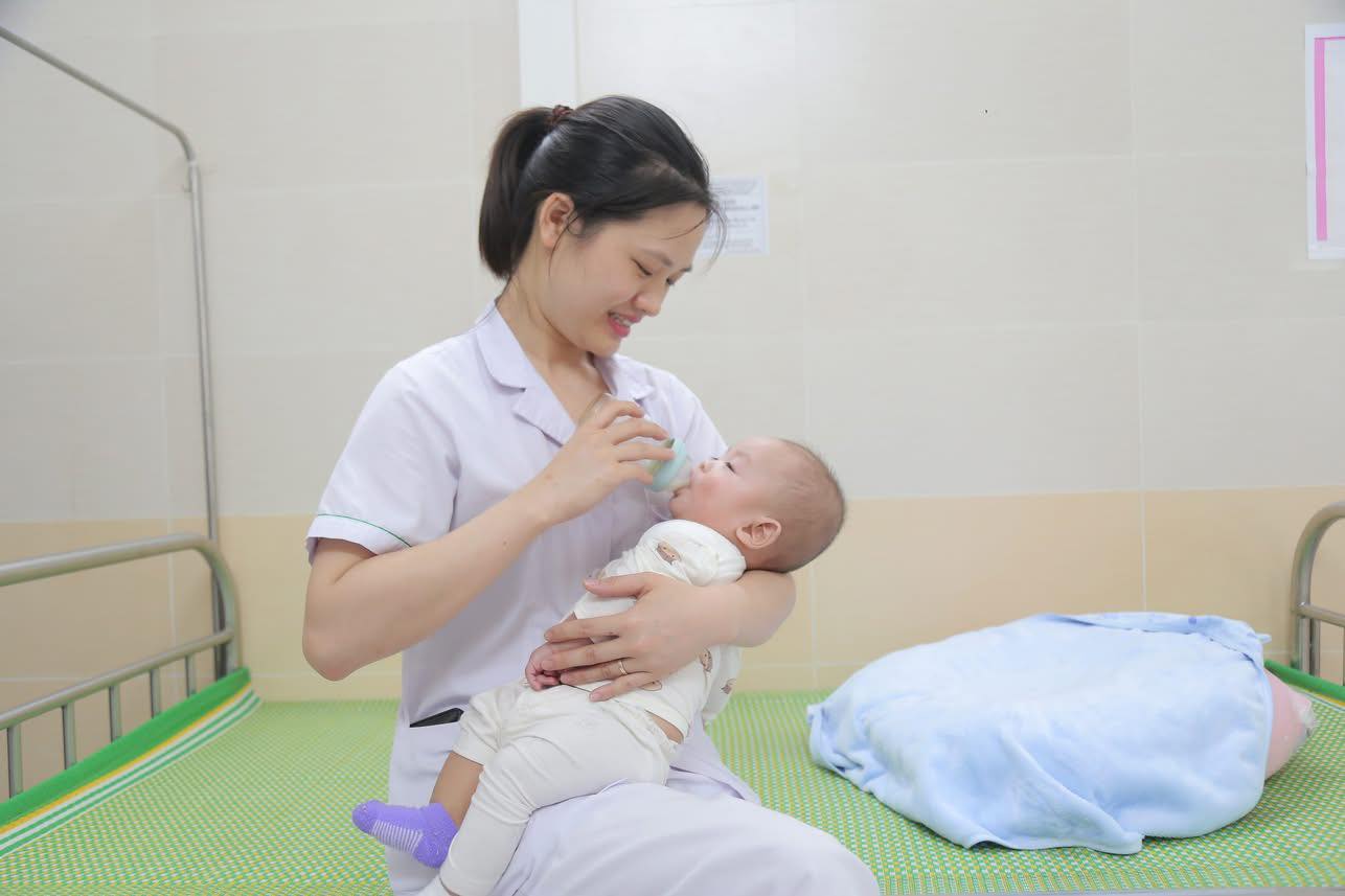 Bé trai 6 tháng tuổi bị bỏ rơi trước cổng chùa Bồ Đề, ai có thông tin xin liên hệ số điện thoại này - Ảnh 1. Bé trai 6 tháng tuổi bị bỏ rơi trước cổng chùa Bồ Đề, ai có thông tin xin liên hệ số điện thoại này - Ảnh 1.