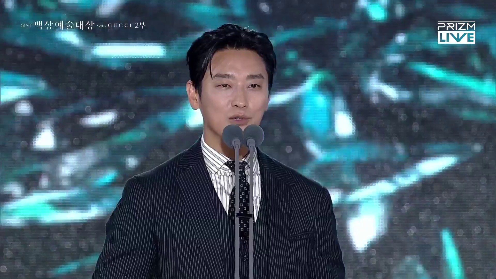 'Khi cuộc đời cho bạn quả quýt' thắng lớn, IU bật khóc ở Baeksang 2025 - Ảnh 1. 'Khi cuộc đời cho bạn quả quýt' thắng lớn, IU bật khóc ở Baeksang 2025 - Ảnh 1.