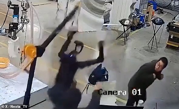 Video sốc: Robot nổi loạn, lao vào tấn công kỹ sư vận hành để "đòi tự do" - Ảnh 1. Video sốc: Robot nổi loạn, lao vào tấn công kỹ sư vận hành để "đòi tự do" - Ảnh 1.