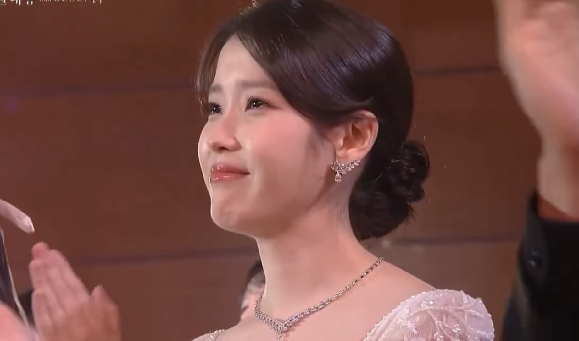 'Khi cuộc đời cho bạn quả quýt' thắng lớn, IU bật khóc ở Baeksang 2025 - Ảnh 4. 'Khi cuộc đời cho bạn quả quýt' thắng lớn, IU bật khóc ở Baeksang 2025 - Ảnh 4.