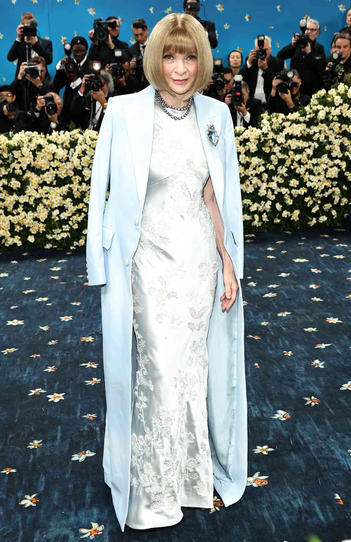 Met Gala 2025: Anne Hathaway không có gì bất ngờ, Lisa được khuyên nên mặc quần dài còn Jennie thì đẹp nhất từ trước tới nay - Ảnh 1. Met Gala 2025: Anne Hathaway không có gì bất ngờ, Lisa được khuyên nên mặc quần dài còn Jennie thì đẹp nhất từ trước tới nay - Ảnh 1.