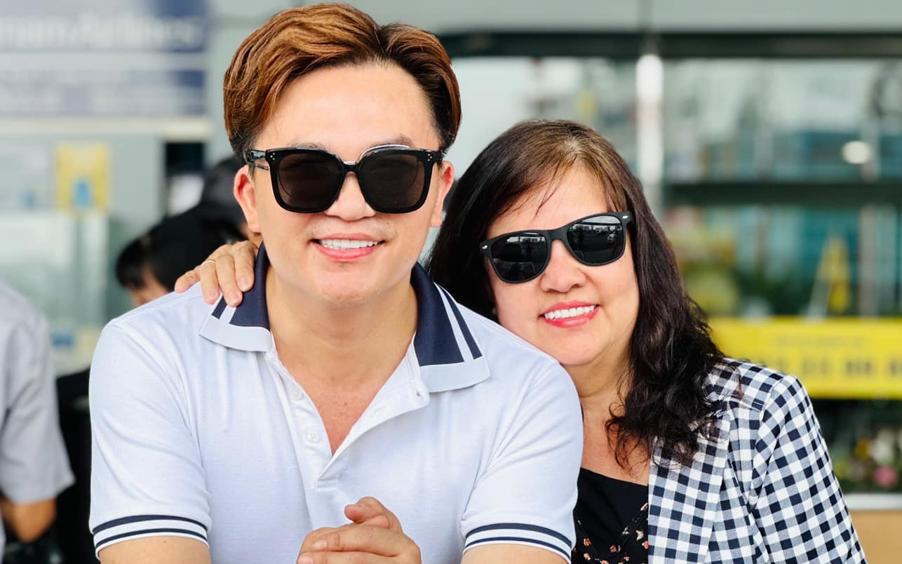 Hình ảnh Đại Nghĩa và mẹ trước khi bà qua đời vì đột quỵ, tình trạng hiện tại của nam MC gây xót xa