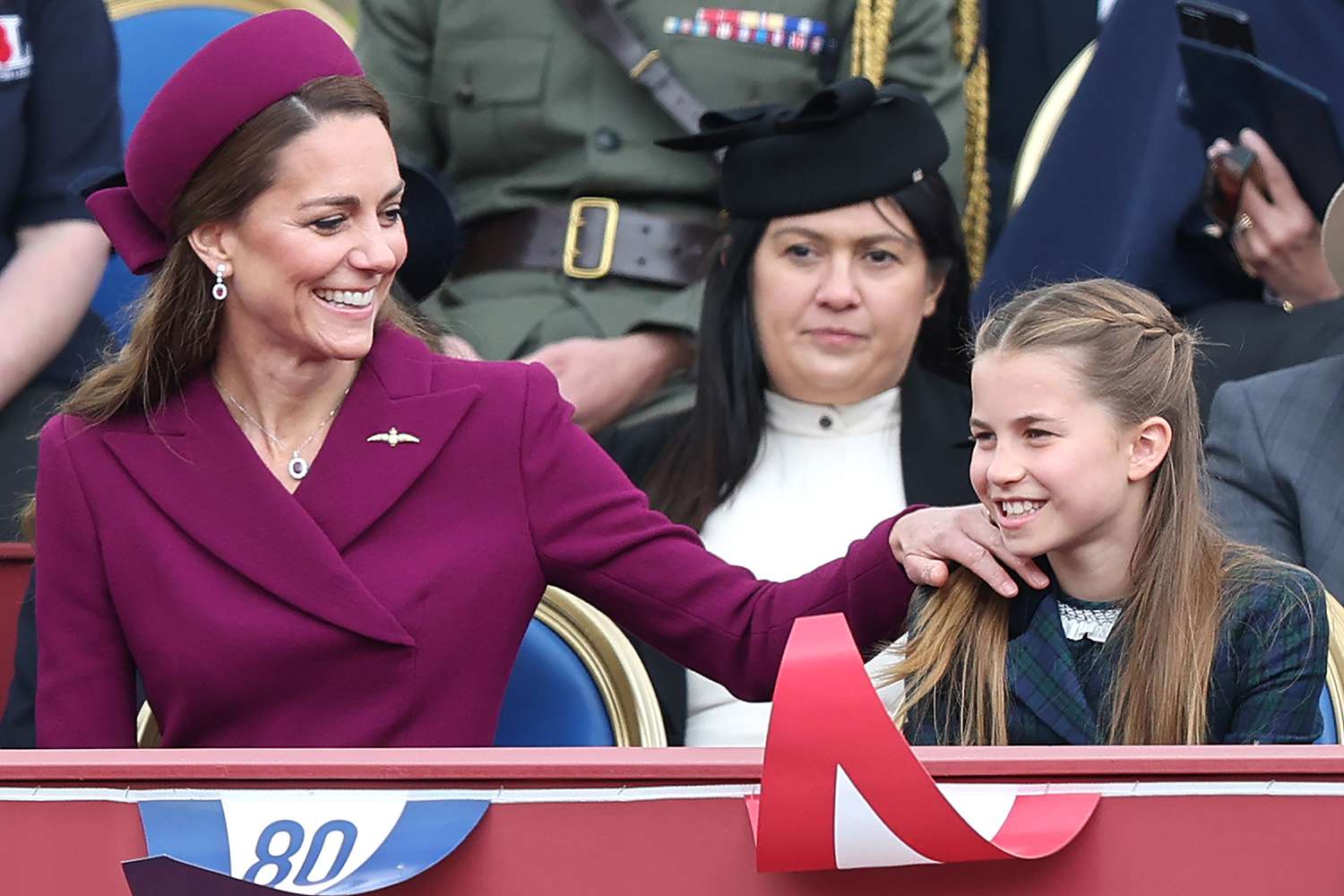 Khoảnh khắc ngọt ngào giữa Vương phi Kate và Công chúa Charlotte trên ban công Cung điện Buckingham khiến fan tan chảy- Ảnh 1. Khoảnh khắc ngọt ngào giữa Vương phi Kate và Công chúa Charlotte trên ban công Cung điện Buckingham khiến fan tan chảy- Ảnh 1.