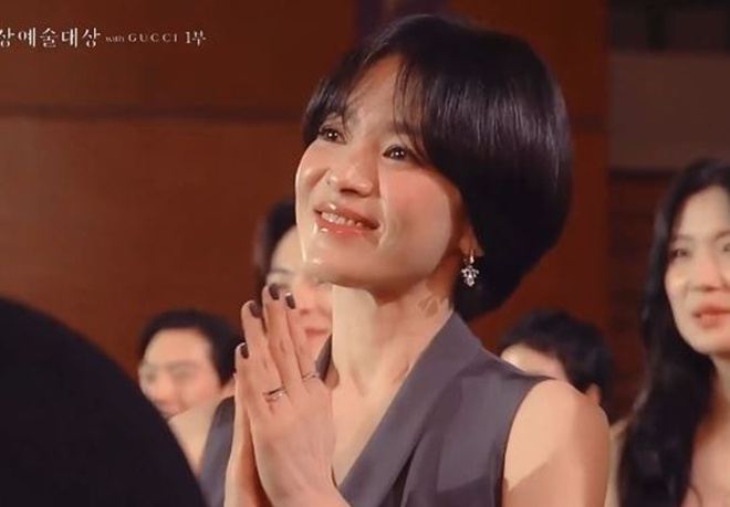 Clip hot: Song Hye Kyo bật khóc ở Baeksang 2025 vì 1 người, nhìn cái ôm biết ngay mối quan hệ cực đặc biệt - Ảnh 1. Clip hot: Song Hye Kyo bật khóc ở Baeksang 2025 vì 1 người, nhìn cái ôm biết ngay mối quan hệ cực đặc biệt - Ảnh 1.