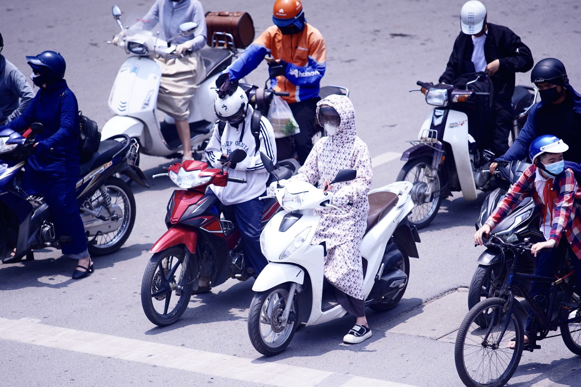 Người dân Thủ đô chật vật với nắng nóng đầu mùa - Ảnh 2. Người dân Thủ đô chật vật với nắng nóng đầu mùa - Ảnh 2.
