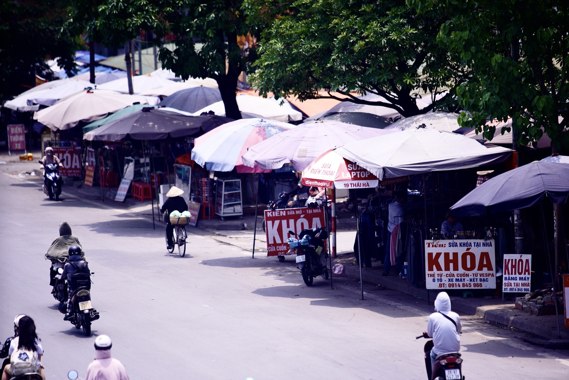 Người dân Thủ đô chật vật với nắng nóng đầu mùa - Ảnh 20. Người dân Thủ đô chật vật với nắng nóng đầu mùa - Ảnh 20.