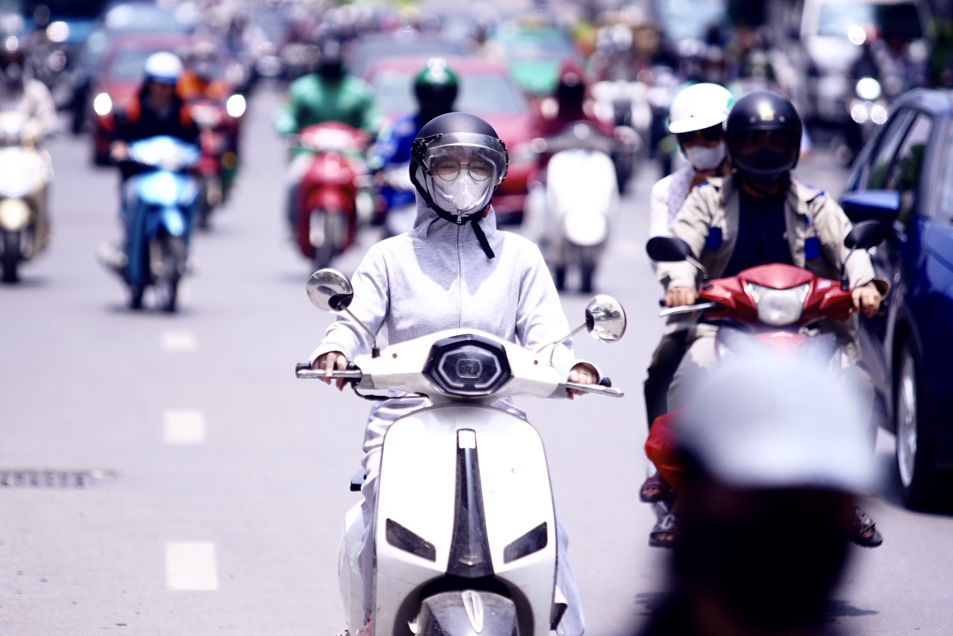 Người dân Thủ đô chật vật với nắng nóng đầu mùa - Ảnh 5. Người dân Thủ đô chật vật với nắng nóng đầu mùa - Ảnh 5.
