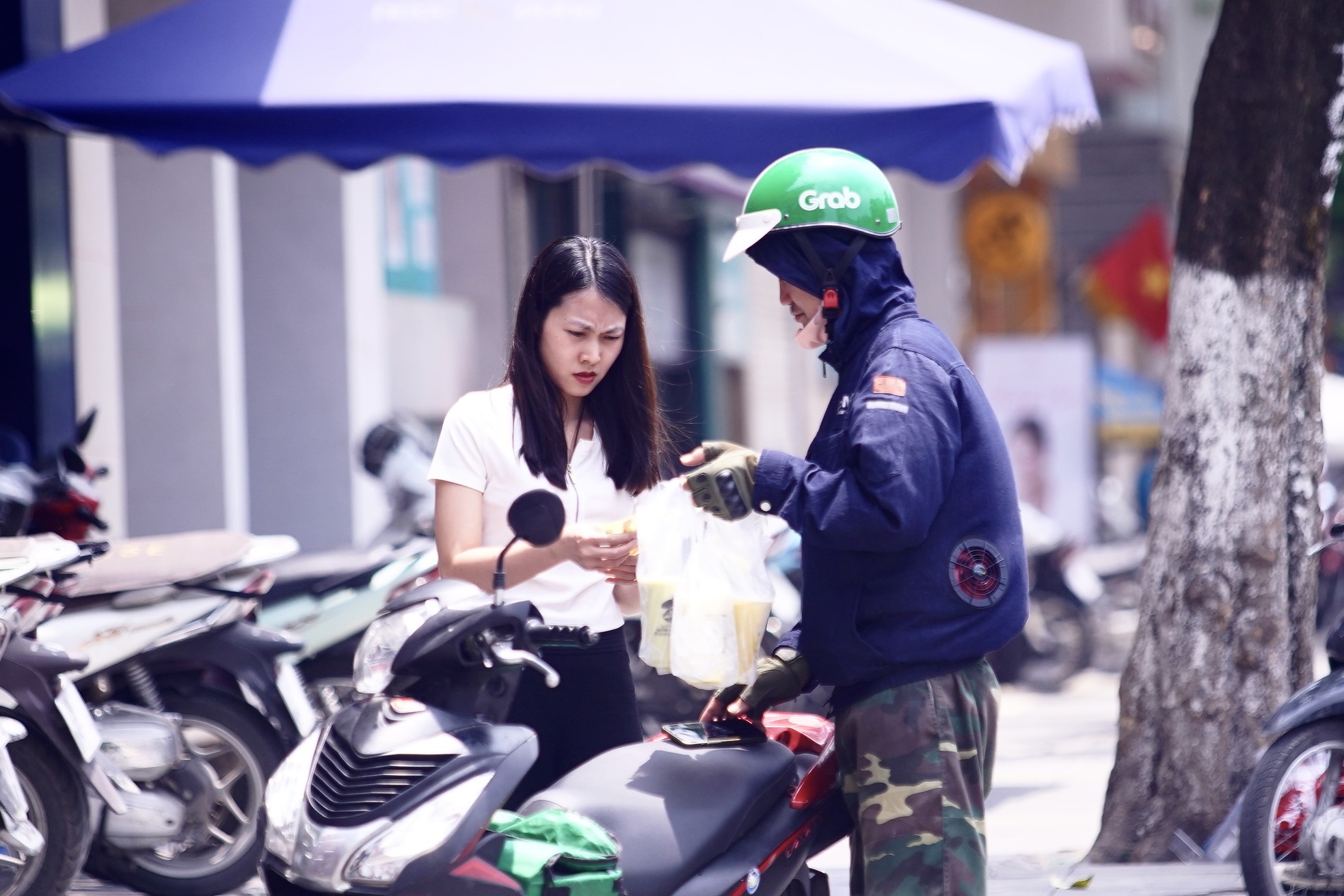 Người dân Thủ đô chật vật với nắng nóng đầu mùa - Ảnh 16. Người dân Thủ đô chật vật với nắng nóng đầu mùa - Ảnh 16.