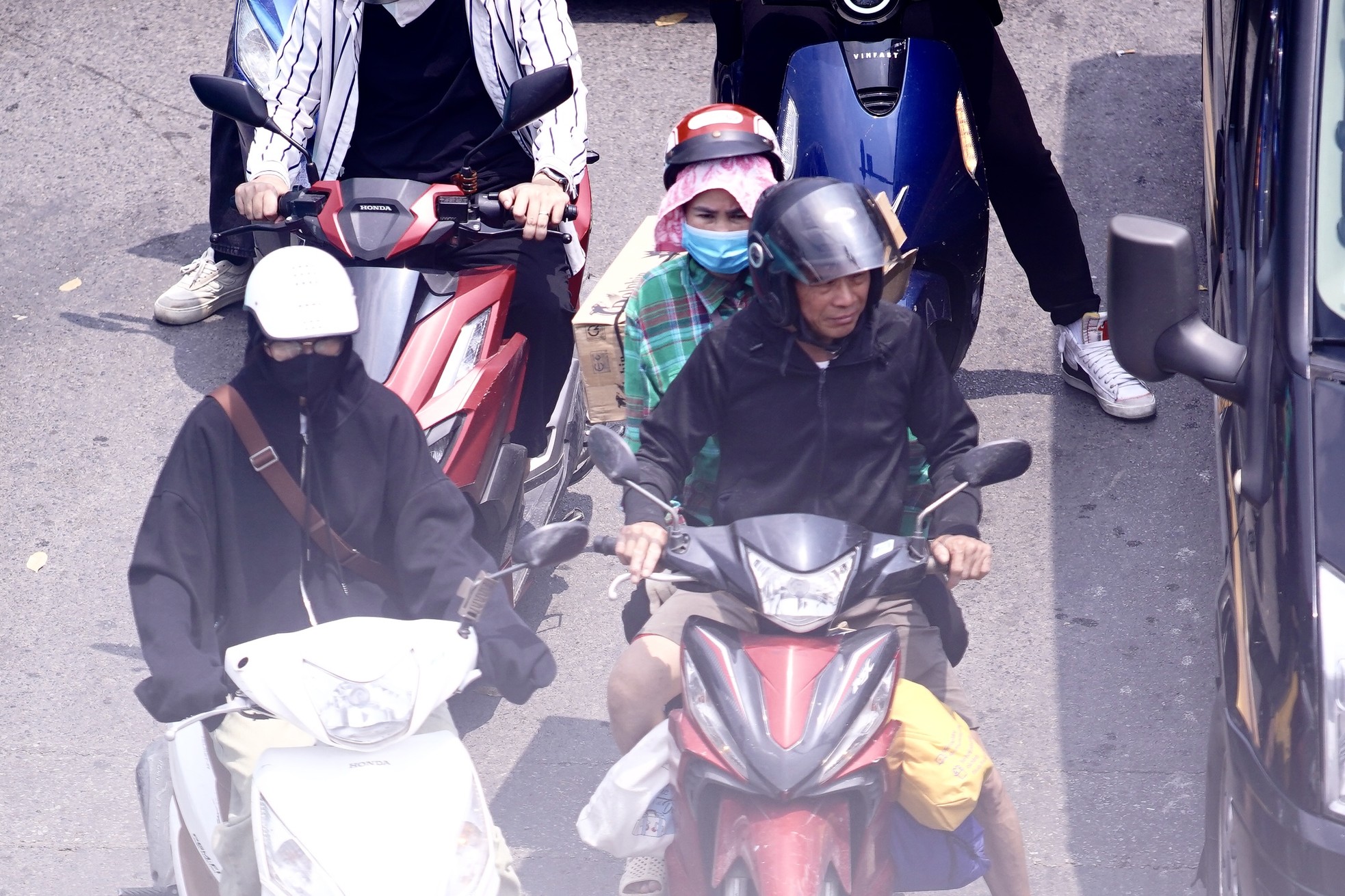 Người dân Thủ đô chật vật với nắng nóng đầu mùa - Ảnh 6. Người dân Thủ đô chật vật với nắng nóng đầu mùa - Ảnh 6.
