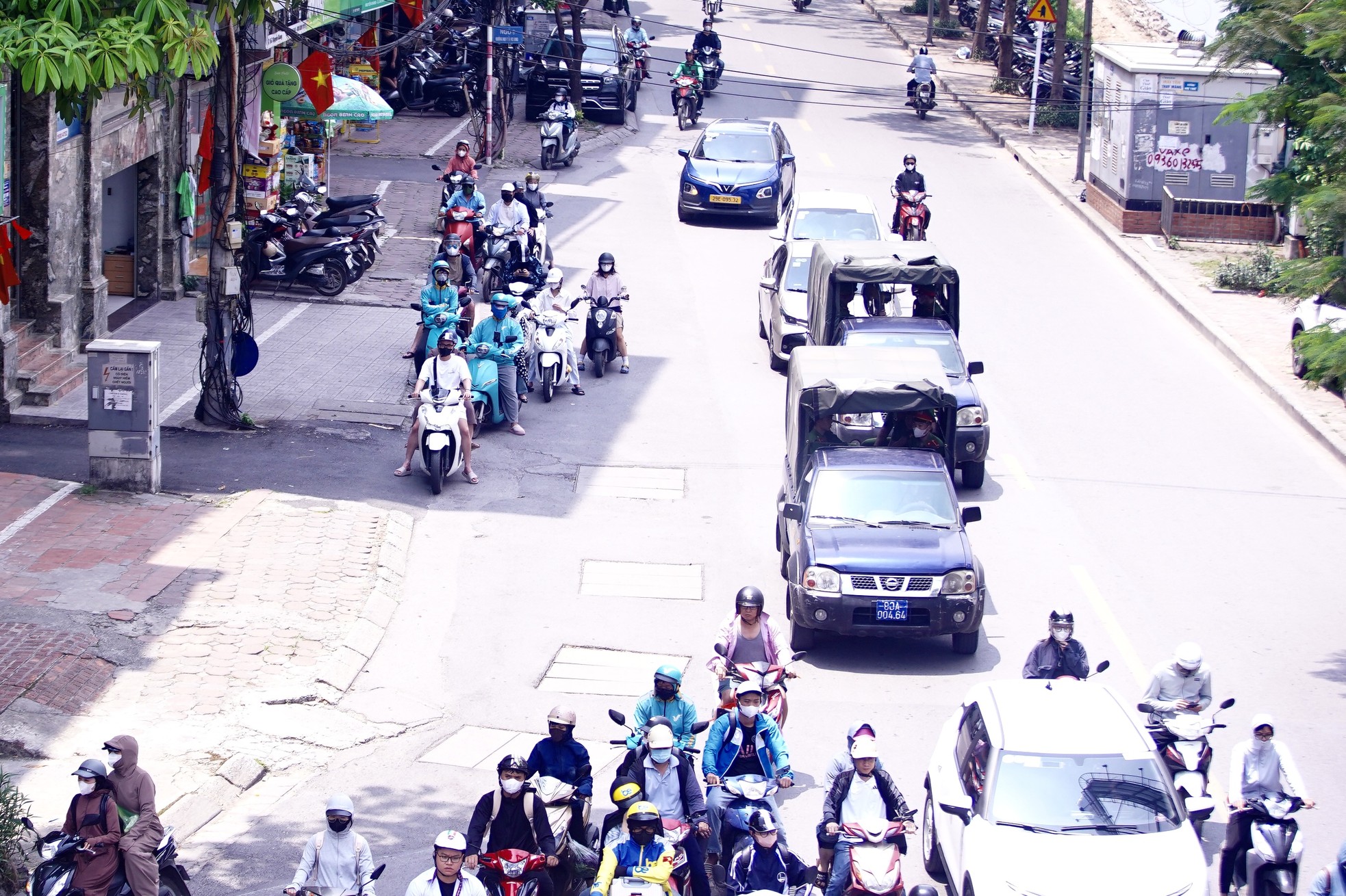Người dân Thủ đô chật vật với nắng nóng đầu mùa - Ảnh 7. Người dân Thủ đô chật vật với nắng nóng đầu mùa - Ảnh 7.