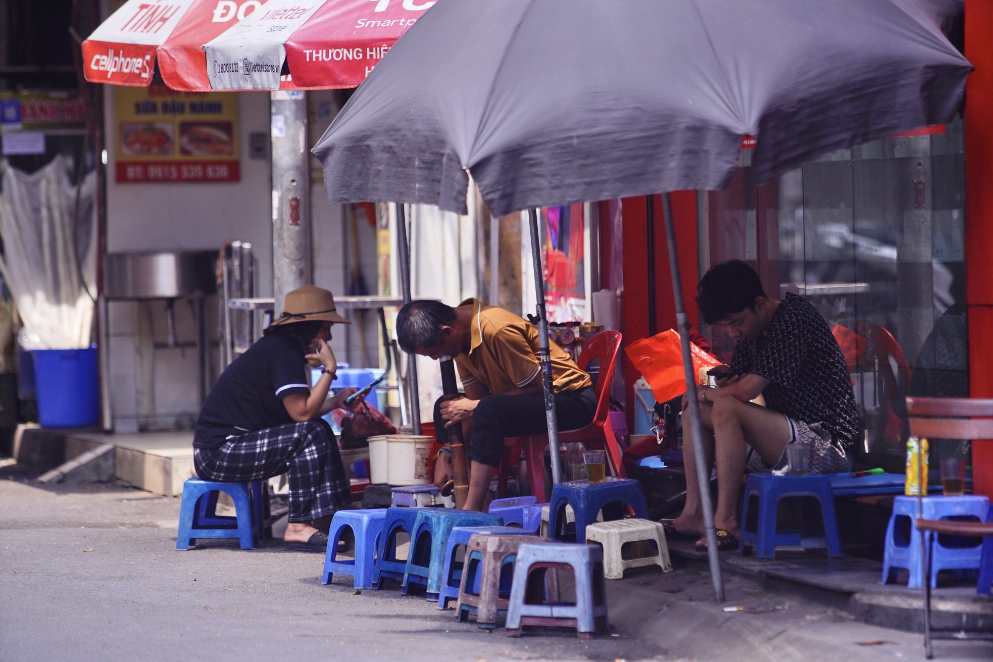 Người dân Thủ đô chật vật với nắng nóng đầu mùa - Ảnh 22. Người dân Thủ đô chật vật với nắng nóng đầu mùa - Ảnh 22.