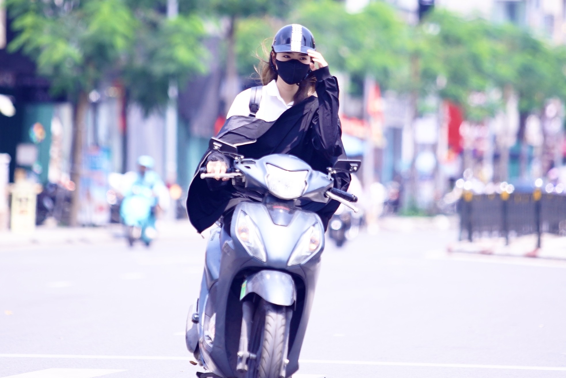 Người dân Thủ đô chật vật với nắng nóng đầu mùa - Ảnh 3. Người dân Thủ đô chật vật với nắng nóng đầu mùa - Ảnh 3.