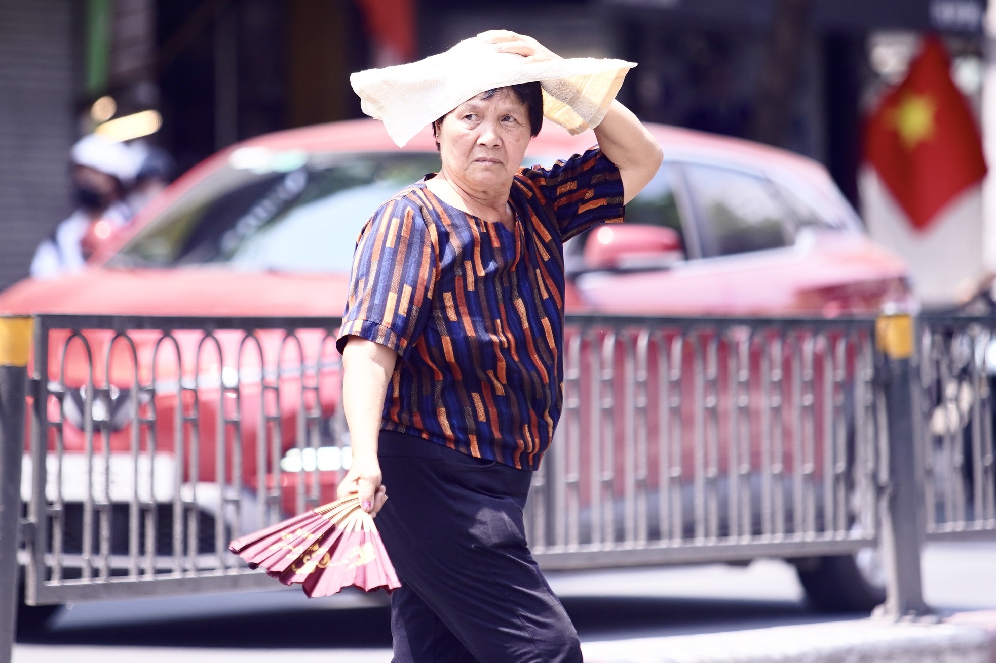 Người dân Thủ đô chật vật với nắng nóng đầu mùa - Ảnh 14. Người dân Thủ đô chật vật với nắng nóng đầu mùa - Ảnh 14.