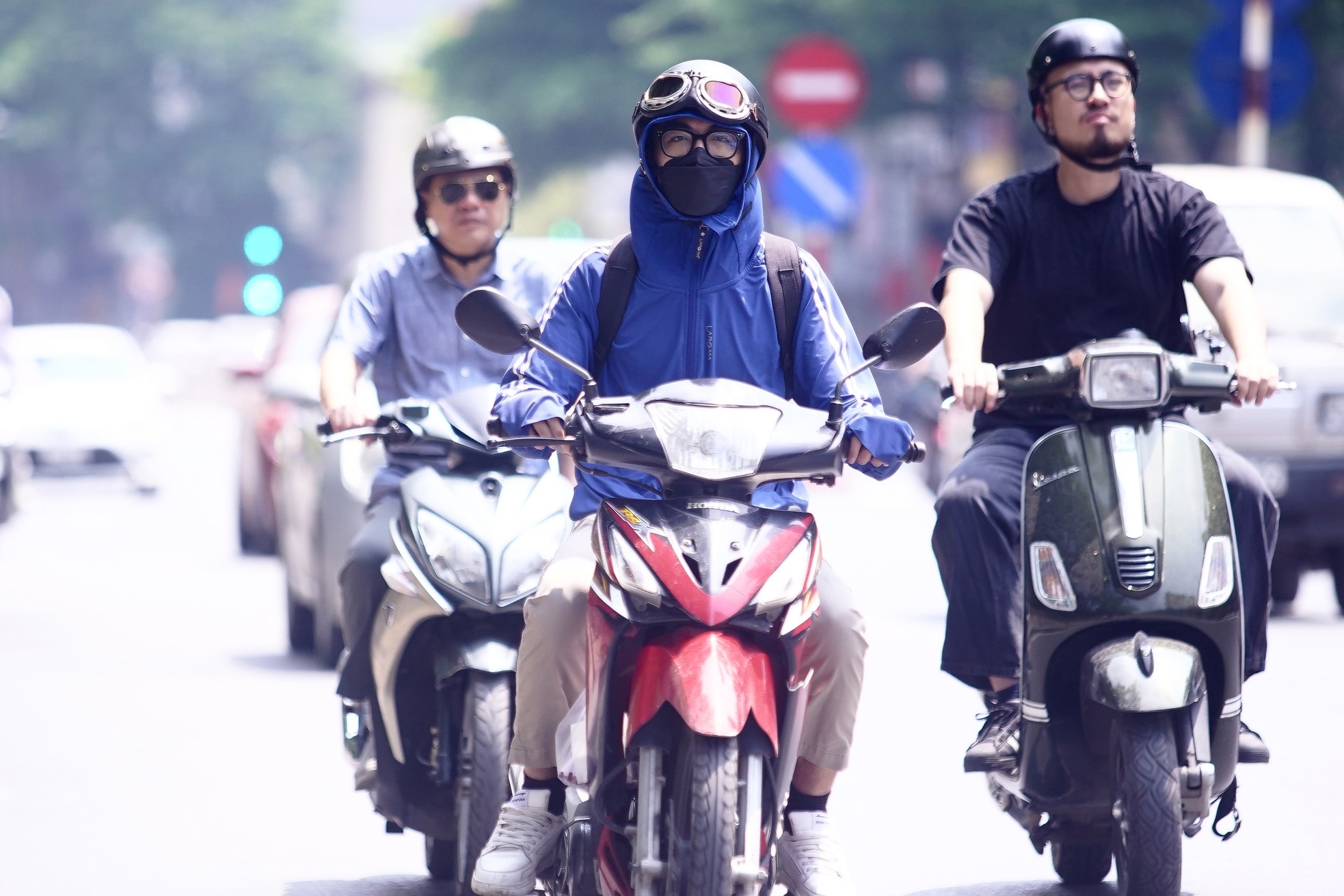 Người dân Thủ đô chật vật với nắng nóng đầu mùa - Ảnh 4. Người dân Thủ đô chật vật với nắng nóng đầu mùa - Ảnh 4.