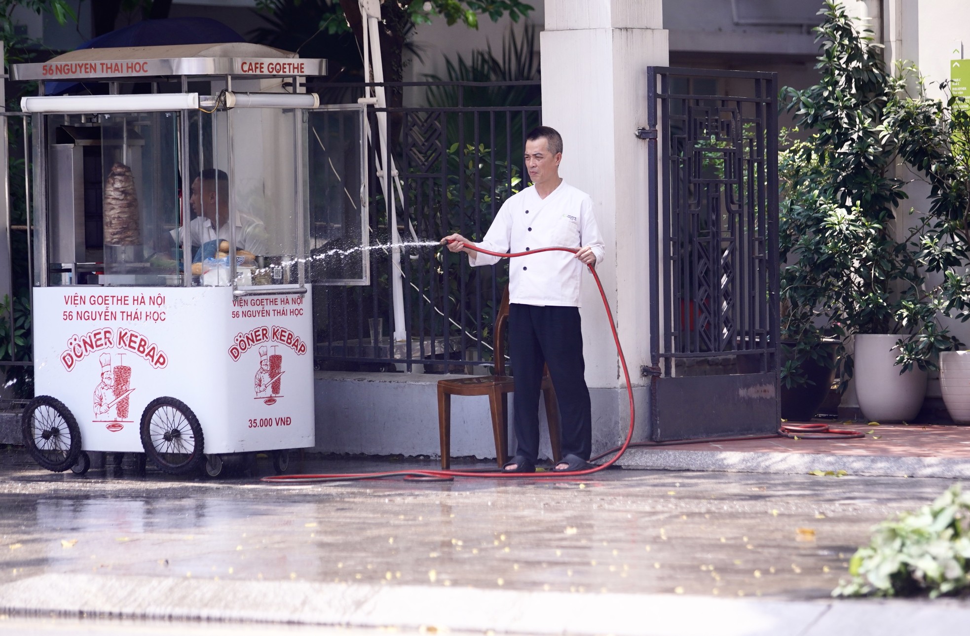 Người dân Thủ đô chật vật với nắng nóng đầu mùa - Ảnh 23. Người dân Thủ đô chật vật với nắng nóng đầu mùa - Ảnh 23.