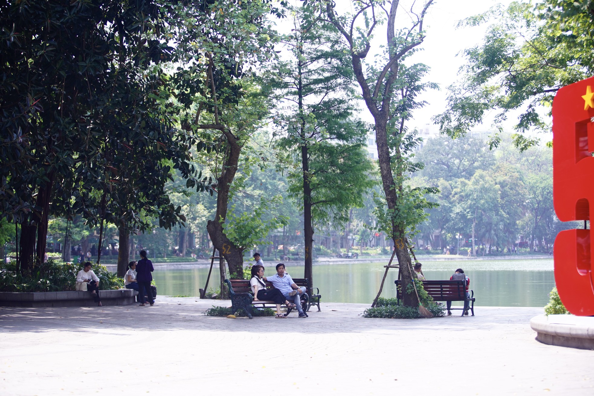 Người dân Thủ đô chật vật với nắng nóng đầu mùa - Ảnh 18. Người dân Thủ đô chật vật với nắng nóng đầu mùa - Ảnh 18.