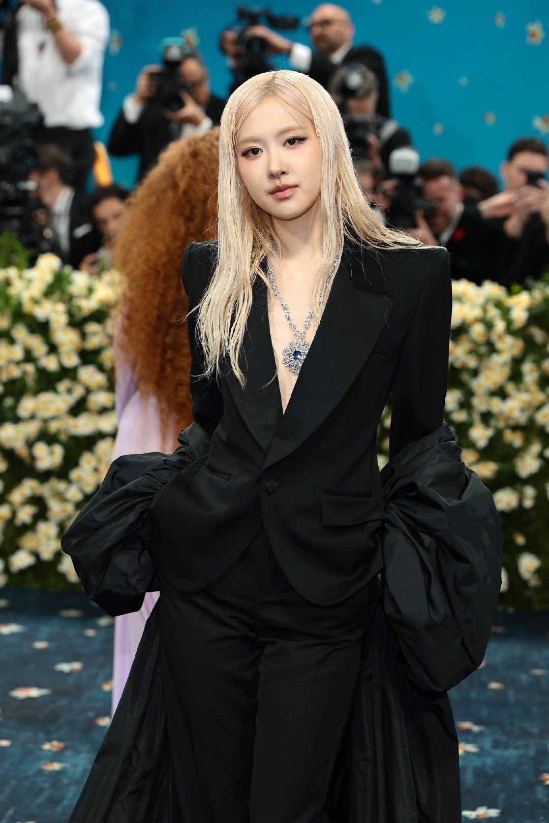 Màn càn quét Met Gala khiến Jennie - Lisa - Rosé vướng chỉ trích nghiêm trọng, dân mạng yêu cầu xin lỗi- Ảnh 5. Màn càn quét Met Gala khiến Jennie - Lisa - Rosé vướng chỉ trích nghiêm trọng, dân mạng yêu cầu xin lỗi- Ảnh 5.