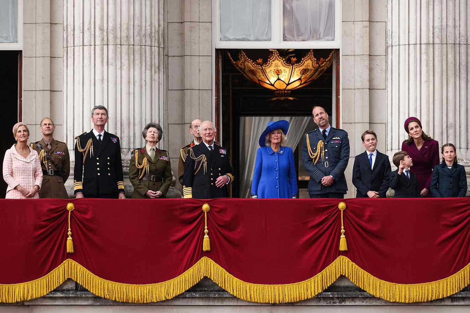 Khoảnh khắc ngọt ngào giữa Vương phi Kate và Công chúa Charlotte trên ban công Cung điện Buckingham khiến fan tan chảy- Ảnh 3. Khoảnh khắc ngọt ngào giữa Vương phi Kate và Công chúa Charlotte trên ban công Cung điện Buckingham khiến fan tan chảy- Ảnh 3.