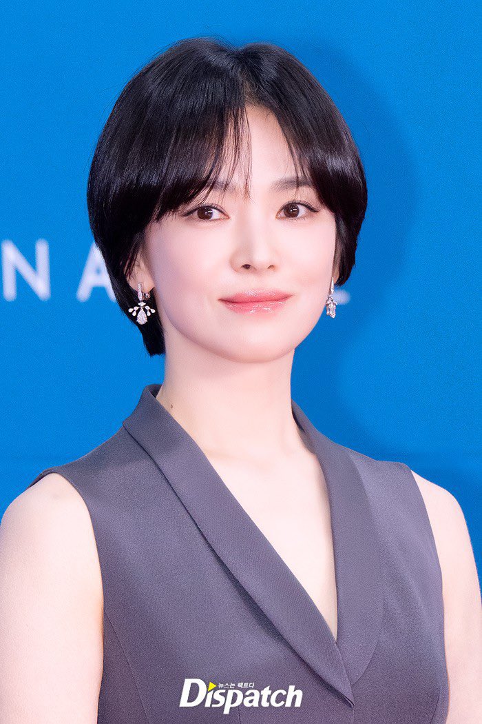 Clip hot: Song Hye Kyo bật khóc ở Baeksang 2025 vì 1 người, nhìn cái ôm biết ngay mối quan hệ cực đặc biệt - Ảnh 3. Clip hot: Song Hye Kyo bật khóc ở Baeksang 2025 vì 1 người, nhìn cái ôm biết ngay mối quan hệ cực đặc biệt - Ảnh 3.